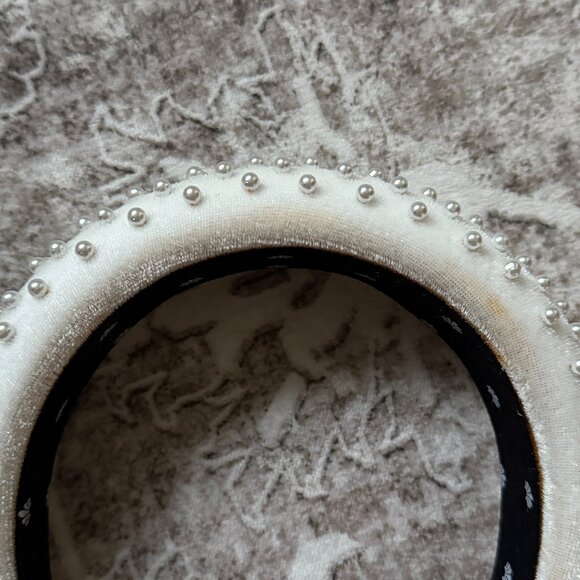 Lele Sadoughi Classic Velvet White Pearl Padded Headband OS display picture 1